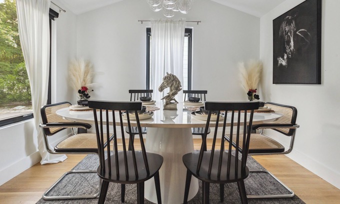Cherrywood Casa | The Philosophers Playhouse, Pool, Ping Pong, BBQ, Projector, King B, 5 min to DT