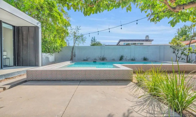 Alhambra Casa | The Phoenix Sanctuary Guesthouse - Saltwater Pool & Dog Friendly