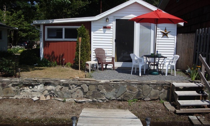 Town of Jerusalem Cabaña | The Pickerel Inn en 450 Crescent Beach