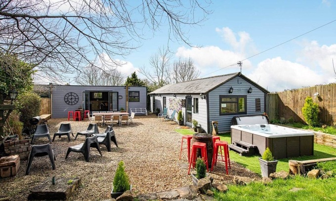 Wick Casa | Dos cabañas de madera de 2 dormitorios, con capacidad para 16 personas.