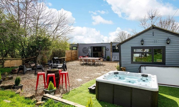 Wick Casa | The Pine Lodge with Hot Tub & Games Room