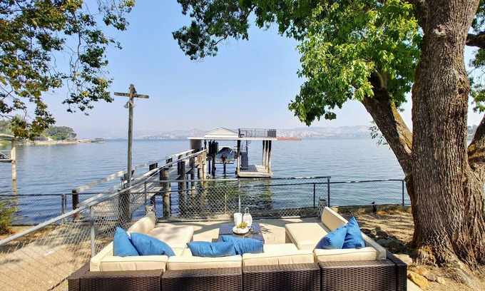 Clear Lake Casa | 'The Pine Palace', Lakefront property & huge dock