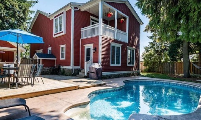 Historic Old Town Casa | The Pines, Circa 1850 in Old Town NOTL, with Heated Pool, Sleeps 10