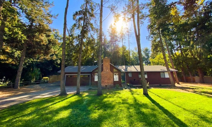 College Place Casa | The Pines, Newly Remodeled Lodge-Style Home in Quiet Cul-de-Sac