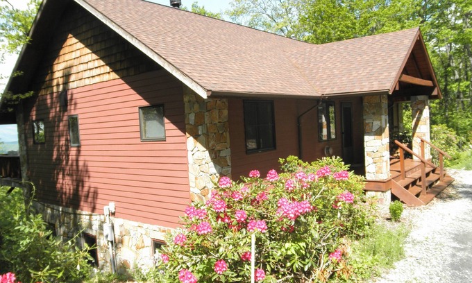 Little Switzerland Cabina | The Pinewoods: Aislado con jacuzzi, cielos oscuros y puestas de sol.
