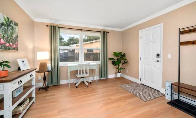 Vero Beach Casa | The Pink Flamingo - 10 mins from the beach!