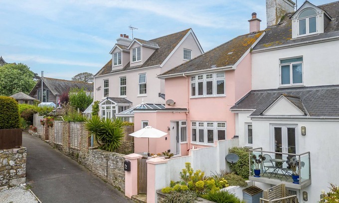 Stoke Fleming Casa | THE PINK HOUSE, pet friendly, with open fire in Stoke Fleming