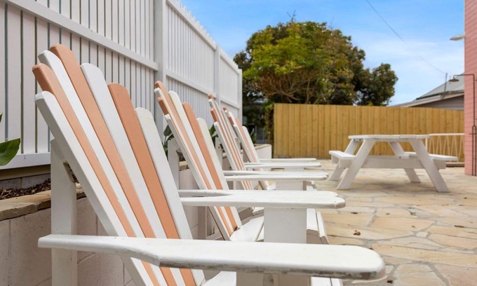 Lorne Casa | The Pink Lodge - 60's inspired beach fun
