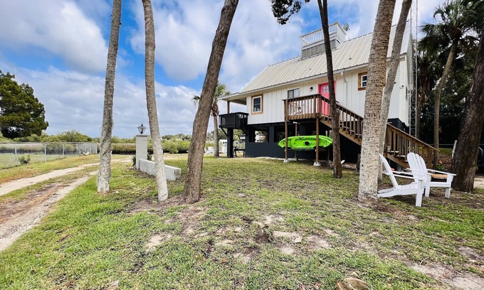 Crystal River Casa | The Pink Palm - Waterfront - Boat & RV’s Welcome!