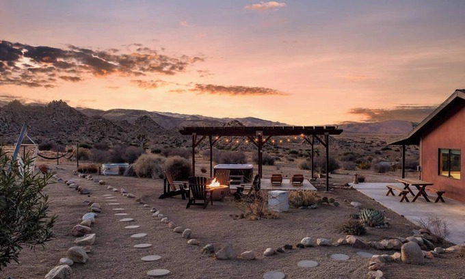 Pioneertown Casa | The Pioneertown House: A Couples Getaway 20 mins ➔ La Copine