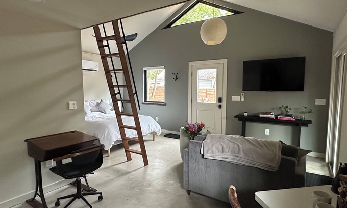 Cherrywood Casa | The Pistachio House, Charming & Private Guest House mins from UT / Moody Center / Downtown