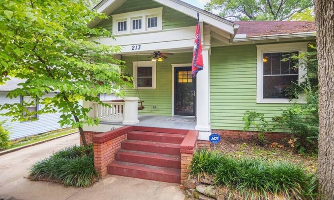Hillcrest Casa | The Pistachio Pad in Hillcrest - SLEEPS 10 - PETS