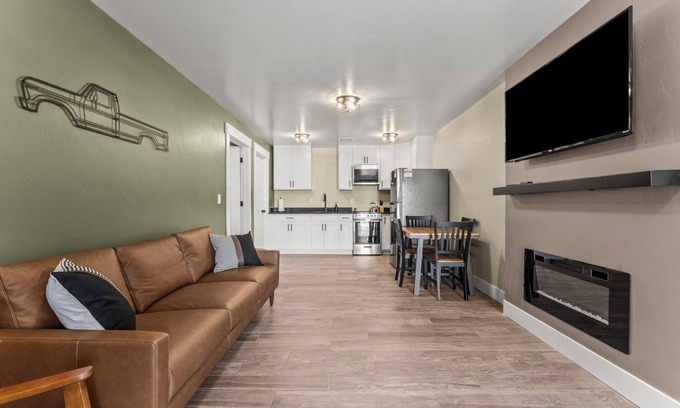 Blackfoot Apartamento | The Pit Stop - Car Themed Apartment in Blackfoot