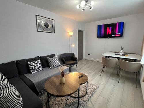 Broadheath Casa | The Place with king beds, Ensuite Bathrooms, Close to Airport and Free Parking