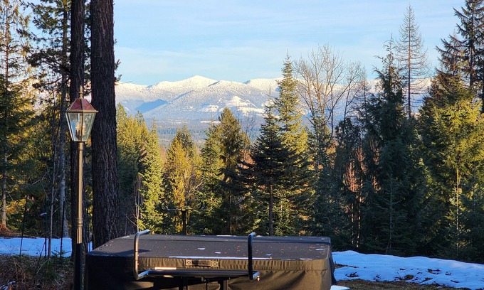 Sandpoint Cabina | The Play House in beautiful Selle Valley, 4 Guests, 1 Bedroom. 1 Futon.