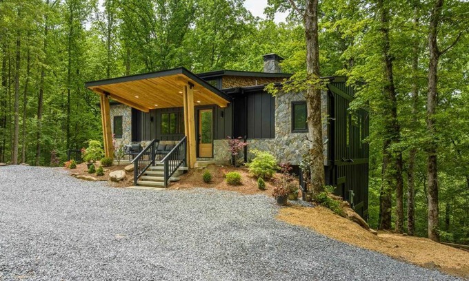 Ellijay Casa | The Playground- NEW modern luxury home on creek!