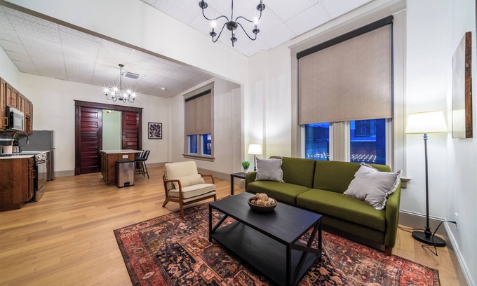 Sedalia Apartamento | The Plum Suite - Spacious, Luxury 1-bedroom Apartment in Downtown Sedalia