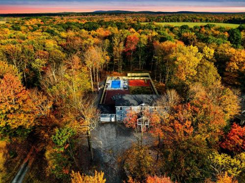 Tunkhannock Township Casa | The Poconest - Luxurious Mountain Mansion