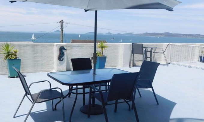 Soldiers Point Apartamento | The Point, 5, 5-7 Mitchell Street large balcony with great water views