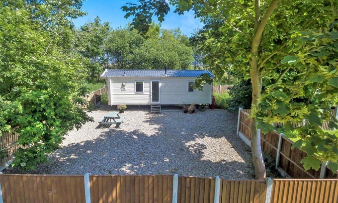 Irstead Casa | The Pollywiggle, Waxham, nr Sea Palling, Dog friendly, Private path to the beach