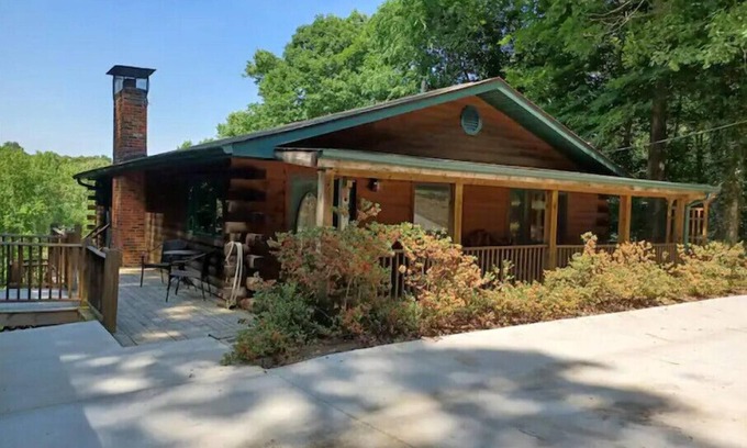Cadiz Casa | The Ponderosa - 2 Story, 3 bedroom, 2 bath & den