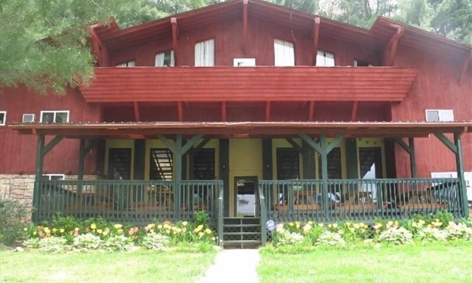 Danese Cabina | La Ponderosa Lodge Farm. Enorme 10,000 Sq. Pie. Capacidad 32.