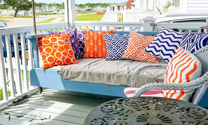 Morehead City Cabaña | The PonyView - Downtown Beaufort on historic Front St! Views of Wild Horses
