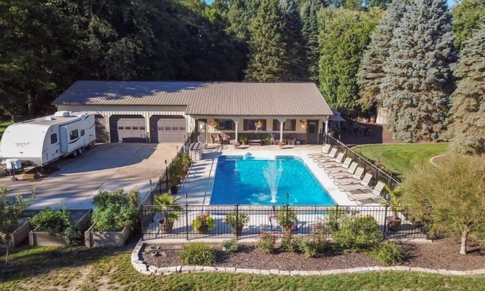 Porter Apartamento | The "Pool Barn" w/Pool, Hot Tub, Billiards & more near Indiana Dunes