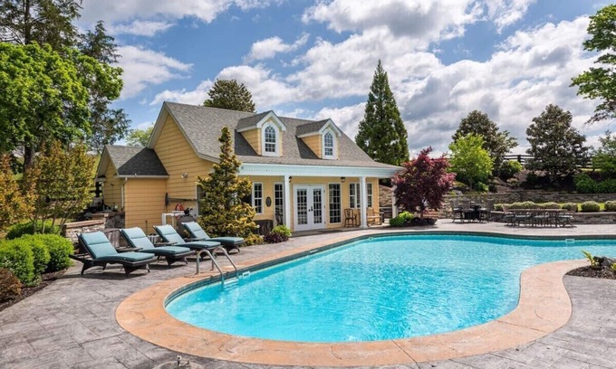 Swoope Casa | The Pool House-Casa-Baño Privado