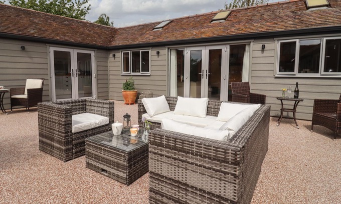 Deerhurst Otro | THE POOL HOUSE, romantic, character holiday cottage in Tewkesbury