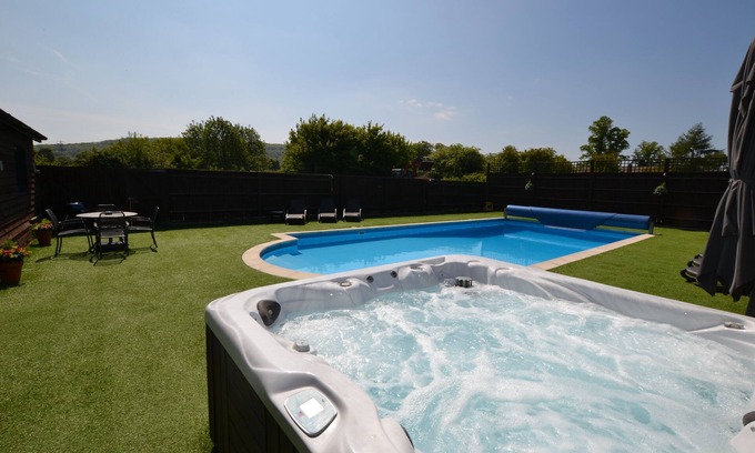 Henton Chalet De Esquí | Chalet-Apartamento-Baño Privado-Vista a la Piscina-The Pool House