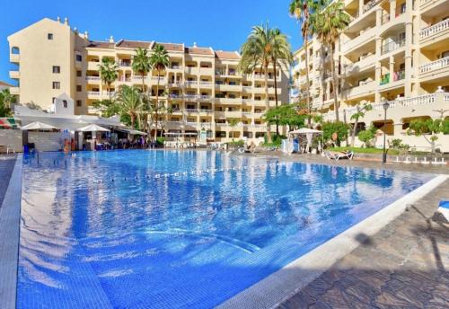Los Cristianos Apartamento | The Poolside Haven, Azure Dreams