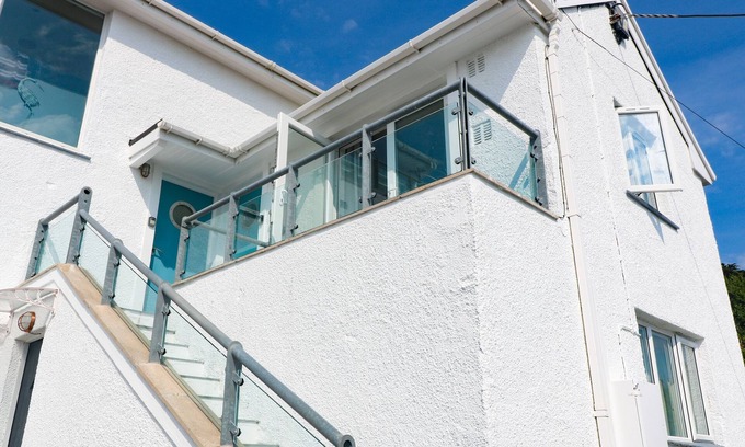 Coverack Apartamento | THE POOP DECK, pet friendly, country holiday cottage in Coverack