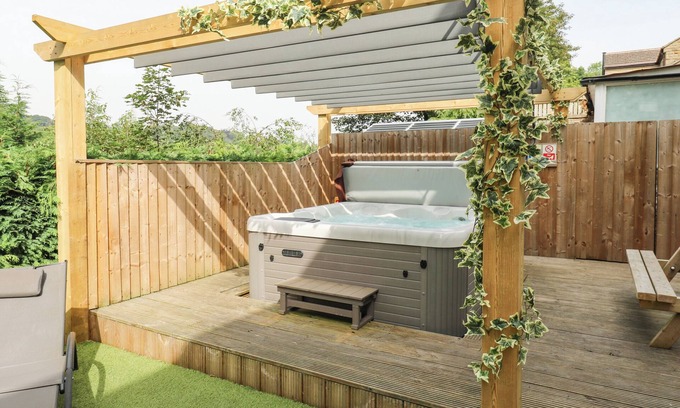 Hepworth Casa | THE PORTHOLE, pet friendly, character holiday cottage in Holmfirth