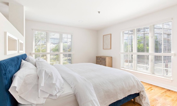 North Downtown Apartamento | The Poseidon - Studio apartment attached to Downtown Mall