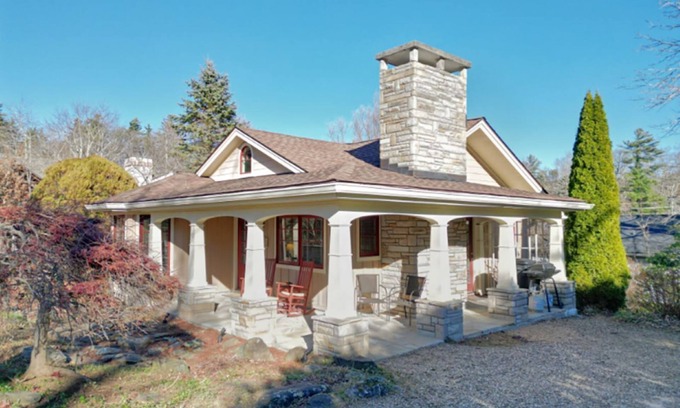Blowing Rock Cabaña | The Post House 2BR/2BA Updated Cottage in Downtown Blowing Rock