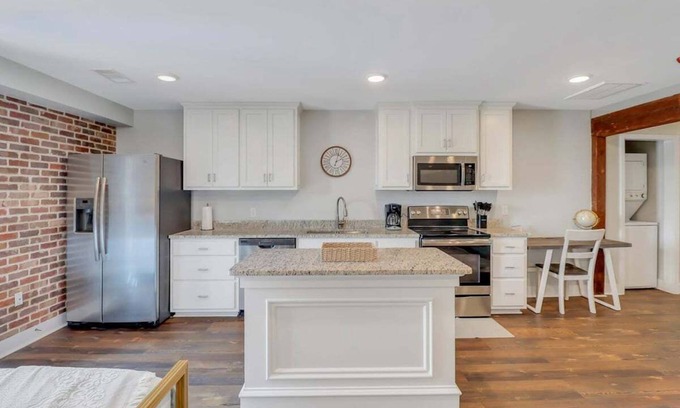 Statesboro Apartamento | The Post Suite - above Bull & Barrel, Close to GSU