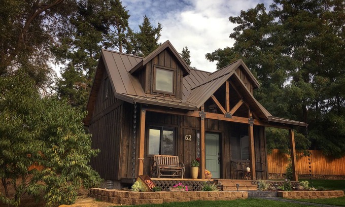 College Place Cabaña | The Potter's Retreat Cottage with Two Queen Beds