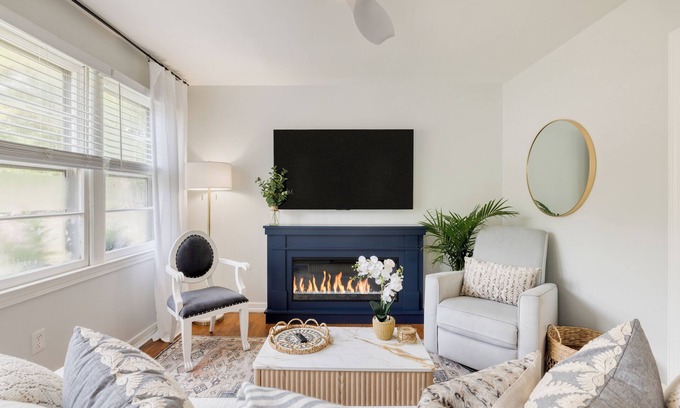 Old Village Casa | The Powder Cottage by AvantStay | Heart of Old Mt. Pleasant Near Sullivan’s
