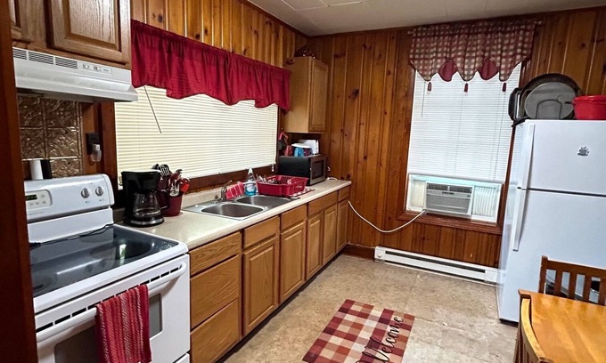 Leckie Cabina | The Powerhouse lodge has 2 bedrooms on 10 acres in adorable Maybeury