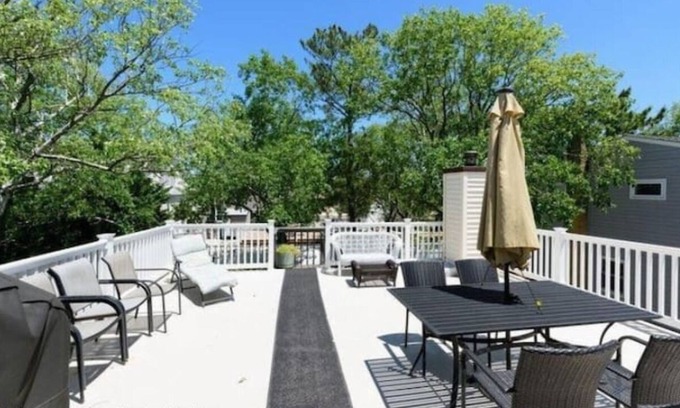 Beach Haven Terrace Apartamento | The prefect beach get away duplex with a roof deck