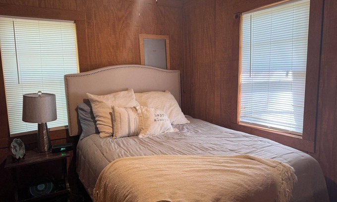 Oakland Cabina | The Presidential Suite, Enid Lake, Ole Miss, Crappie Fishing, ATV, Hunting