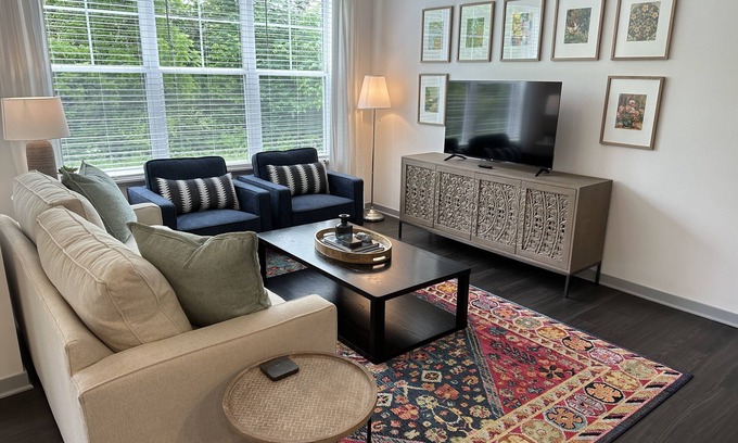 Tuttle West Apartamento | The Presidential Suite | Walk-In Shower | Gated!