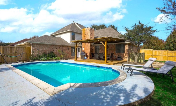 DeSoto Casa | The Prestige Poolside Escape - 5BR w/Cinema & Gaming