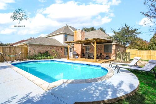 DeSoto Casa | The Prestige Poolside Escape - 5BR with Cinema & Gaming