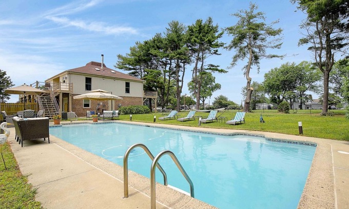 Stevensville Casa | The Private Pool is OPEN with Bay Views & Steps from The Kentmorr Beach Bar and Grill