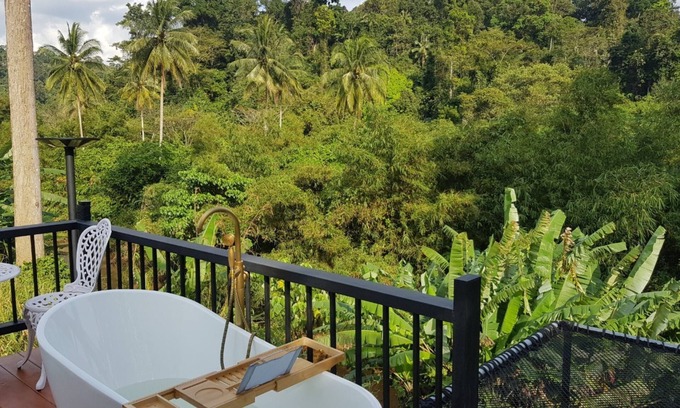 Chong Complejo | The Pubpa Backyard