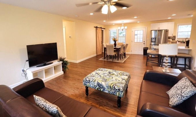 Summerville Casa | The Pullman Mod: Stylish 4br