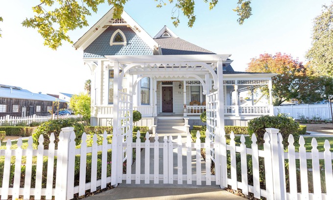Winters Casa | The Queen On Main