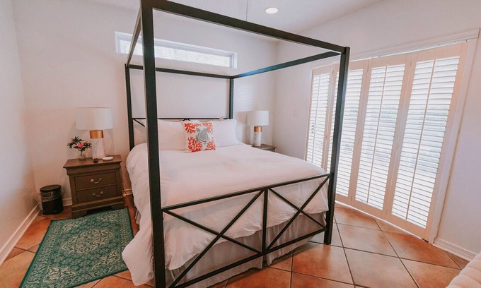 Biloxi Cabaña | The Queen Suite: ubicación perfecta en Ocean Springs, a solo 1 cuadra de Front Beach.